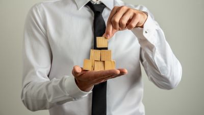 Image of a man holding blocks on Pinnacle Management's website.
